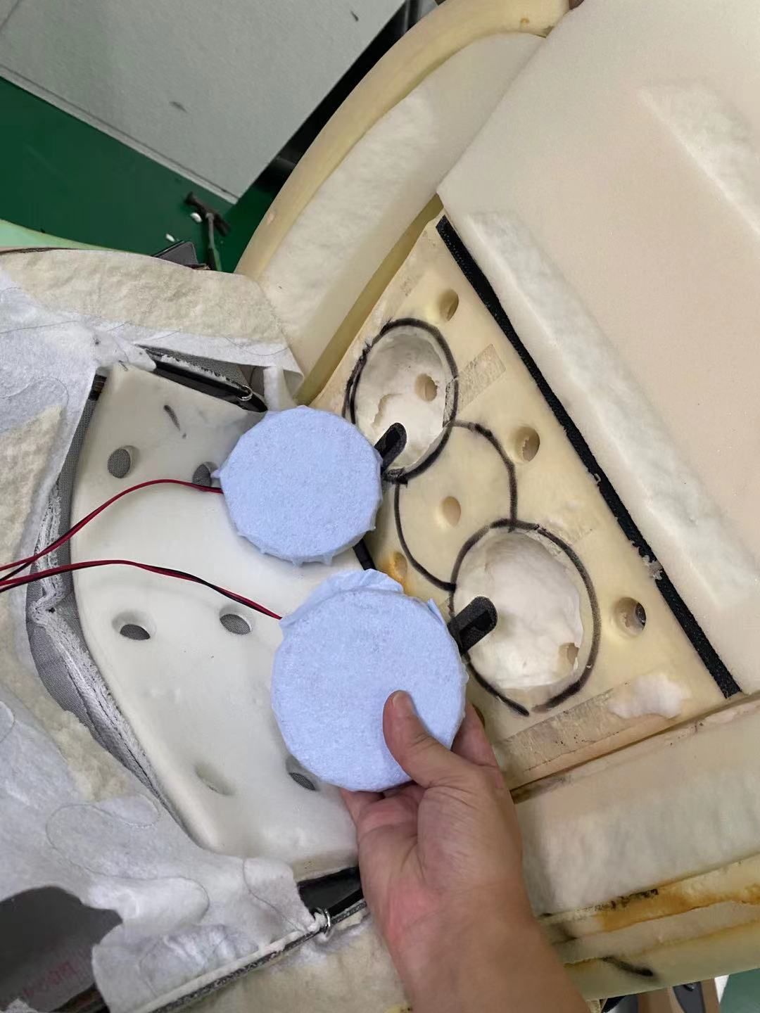 拆機(jī)后我們在座椅的A面加裝了體驗音樂核心律動部件，換能器。